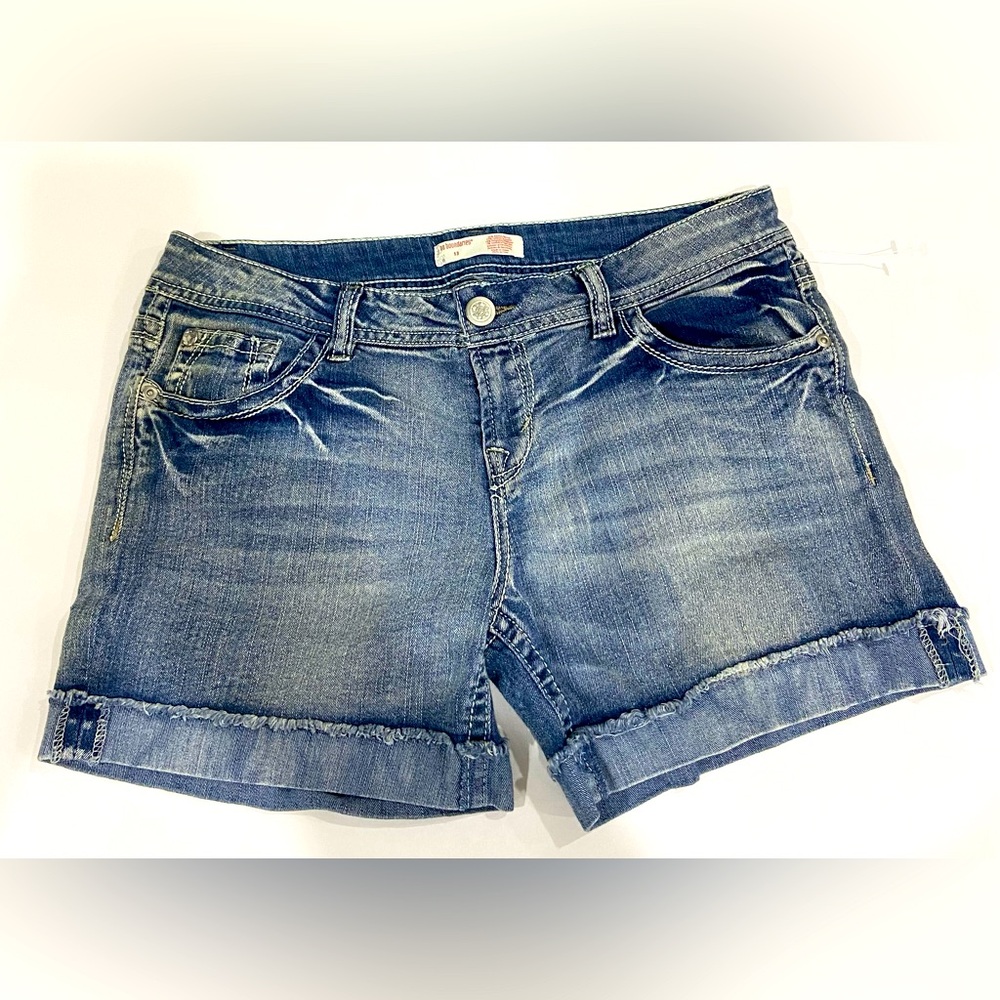 NO BOUNDARIES DENIM SHORTS